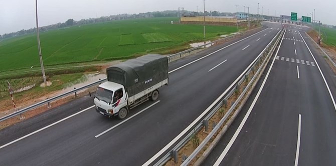 Tuyến đường có tổng vốn đầu tư gần 1,5 tỷ USD, dài 245km đi qua năm tỉnh thành là Hà Nội, Vĩnh Phúc, Phú Thọ, Yên Bái và Lào Cai. Với chiều dài kỷ lục, tuyến cao tốc Nội Bài – Lào Cai có 120 cây cầu lớn nhỏ, một hầm chui, đào đắp hơn 100 triệu m3 đất đá và hoàn thành sau 5 năm triển khai.