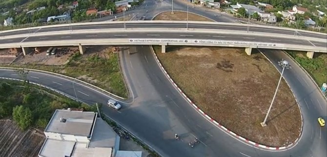 Dự án đi qua địa phận TPHCM và tỉnh Đồng Nai, có tổng chiều dài toàn tuyến là 55km, được chia làm 2 dự án thành phần với tổng mức đầu tư giai đoạn I là 20.630 tỷ đồng từ vốn vay thương mại của ADB (276,8 triệu USD), vốn vay ODA của JICA (640,3 triệu USD) và vốn đối ứng của Việt Nam.