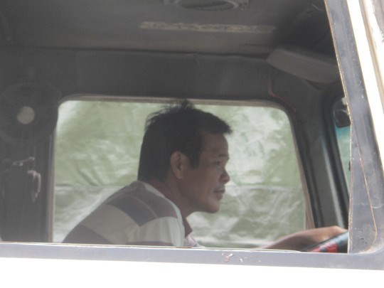 Một lái xe chở dưa hấu từ huyện An Nhơn, Bình Định đang rất lo lắng khi đã phải chờ đợi 5 ngày nhưng chưa xuất được hàng qua Trung Quốc trong khi nhiều trái dưa đã ủng và chảy nước.