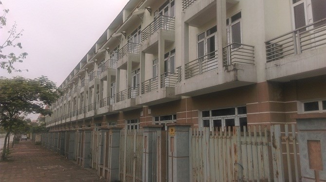 Hàng trăm ngôi nhà đã hoàn thiện nhưng không một bóng người ở 