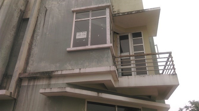 Hàng trăm ngôi biệt thự đã hoàn thiện nhưng không có người ở, các biển rao bán gấp dán khắp các nơi (trên tường nhà, cửa sổ, phun màu trên tường bao...)