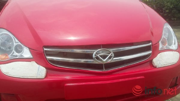 Cận cảnh logo và tản nhiệt phía trước xe VG