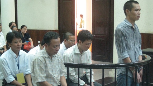 Lê Quang Khải (đứng) cùng đồng phạm trước vành móng ngựa tại phiên toà 