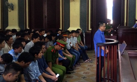 Bị cáo Nguyễn Lê Sang đứng trước vành móng ngựa