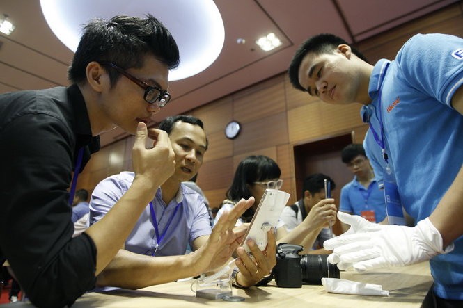 Trải nghiệm BPhone tại sự kiện ra mắt ngày 26-5 tại Hà Nội - Ảnh: Nguyễn Khánh