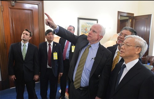 Khi Thượng nghị sĩ quyền lực John McCain “níu áo” Tổng Bí thư ảnh 5 Khi Thượng nghị sĩ quyền lực John McCain “níu áo” Tổng Bí thư ảnh 5