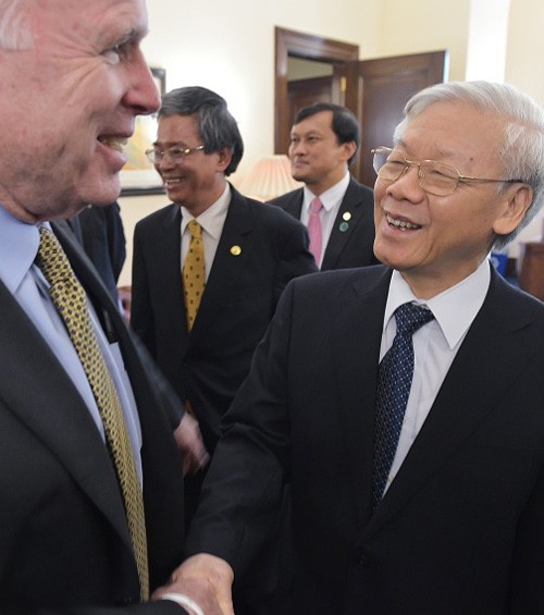 Khi Thượng nghị sĩ quyền lực John McCain “níu áo” Tổng Bí thư ảnh 3 Khi Thượng nghị sĩ quyền lực John McCain “níu áo” Tổng Bí thư ảnh 3