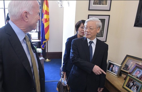 Khi Thượng nghị sĩ quyền lực John McCain “níu áo” Tổng Bí thư ảnh 4 Khi Thượng nghị sĩ quyền lực John McCain “níu áo” Tổng Bí thư ảnh 4