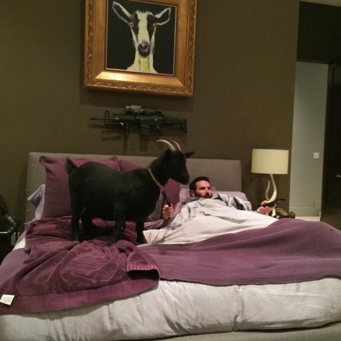 Những thú ăn chơi khét tiếng của ông hoàng Instagram  ảnh 2