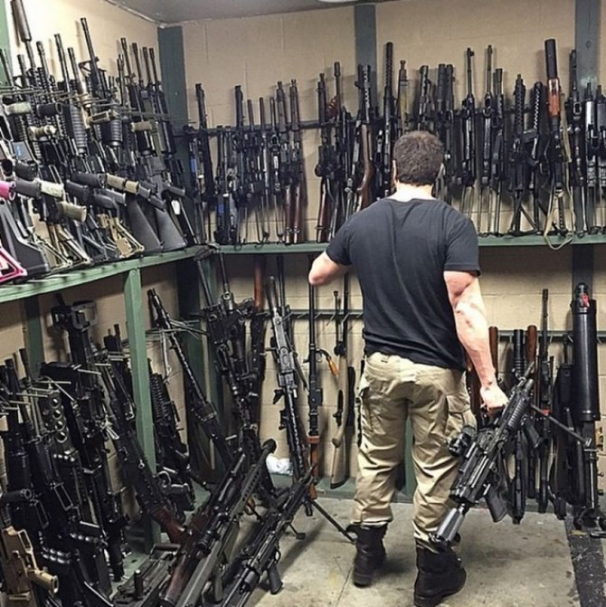 Những thú ăn chơi khét tiếng của ông hoàng Instagram  ảnh 9