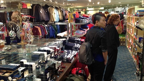 Một cửa hàng bán đồ lưu niệm và hàng hóa trong trụ sở Bộ Ngoại giao Mỹ