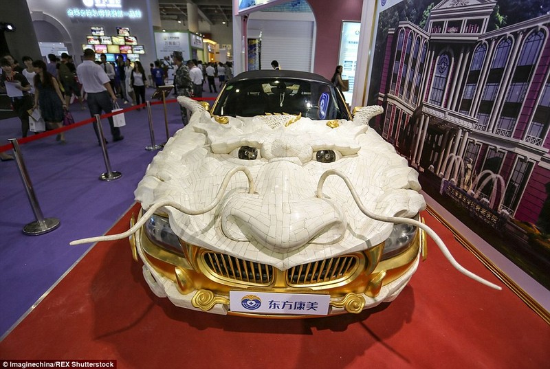 Chiếc xe “rồng bay” này được chế tác cùng với 30.000 mảnh xương bò Tây Tạng quý và  1.999 miếng vàng ròng, theo tờ Nhân dân nhật báo Trung Quốc. 