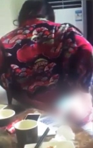 Không may cảnh ăn chơi sa đọa của Chen đã bị ghi lại và tung lên mạng khiến ông ta mất chức