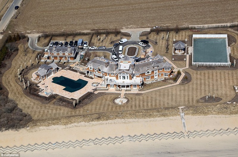 Tòa nhà mới năm 2013, khi đang xây bể bơi và sân tennis