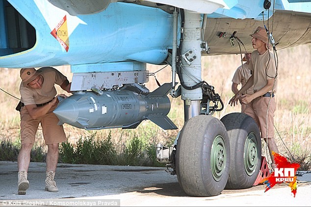 Máy bay Nga chuẩn bi vũ khí cho chiến dịch không kích tại Syria