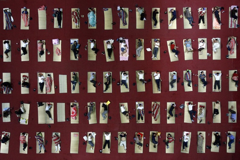 Cha mẹ học sinh ngủ ngoài trời chờ con thi ở Vũ Hán