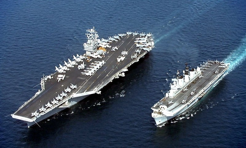Tàu sân bay trục thăng Izumo của hải quân Nhật và tàu sân bay USS John Stennis CVN-74 trong một cuộc tập trận trên biển