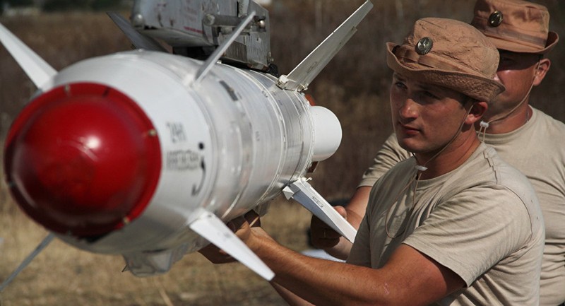 Lắp vũ khí cho chiến đấu cơ và xuất kích dội lửa xuống đầu phiến quân khủng bố Syria