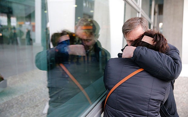 Người thân nạn nhân đau buồn khi nghe tin dữ - Ảnh: TL