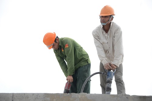 Chuyên gia xây dựng đánh giá, chủ đầu tưtòa nhà 8B Lê Trực đangtrì hoãn cắt ngọn tòa nhà. Ảnh: Giang Huy. Chuyên gia xây dựng đánh giá, chủ đầu tưtòa nhà 8B Lê Trực đangtrì hoãn cắt ngọn tòa nhà. Ảnh: Giang Huy.