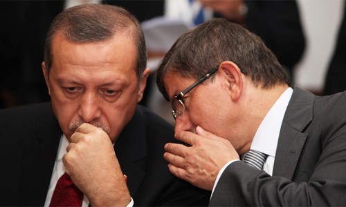 Tổng thổng Thổ Nhĩ KỲ Raccep Tayyip Erdogan (trái) và Thủ tướng Ahmed Davutoglu. Ảnh: Sigmalive