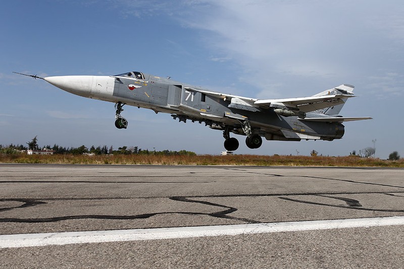 Su-24 của Nga xuất kích tại căn cứ ở Latakia, Syria