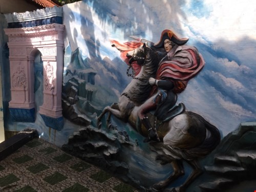 Choáng trước đồ quý trong biệt phủ 100 tỉ của đại gia vàng ở đèo Hải Vân ảnh 2