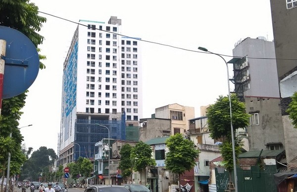 Tòa nhà 8B Lê Trực là một trong những dự án vi phạm rất nghiêm trọng nhưng chỉ đến khi báo chí thông tin rộng rãi thì mới được các cơ quan chức năng ở Hà Nội vào cuộc quyết liệt