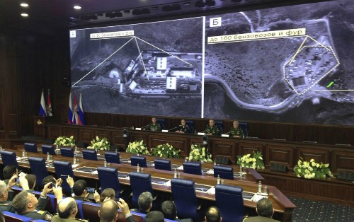 Nga công bố ảnh vệ tinh mà họ nói rằng cho thấy xe chở dầu của IS gần biên giới Thổ Nhĩ Kỳ. Ảnh: AP