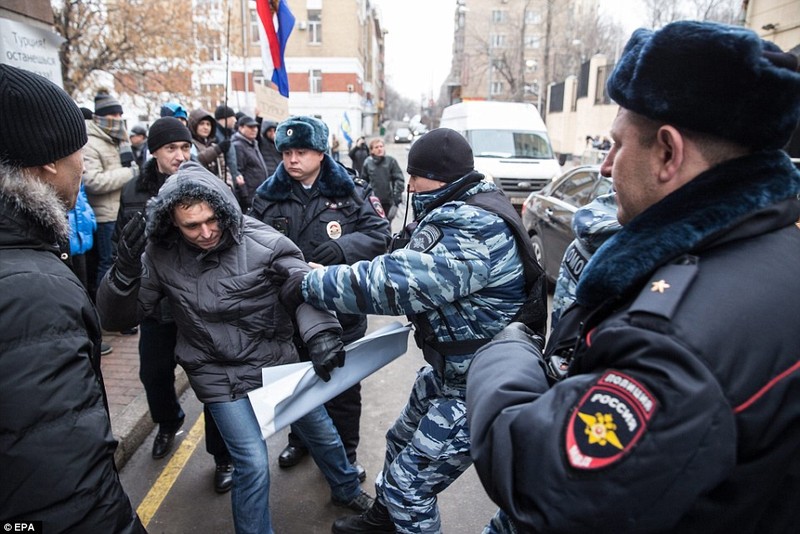 Người dân Nga giận dữ biểu tình trước đại sứ quán Thổ Nhĩ Kỳ tại Moscow sau vụ bắn hạ Su-24