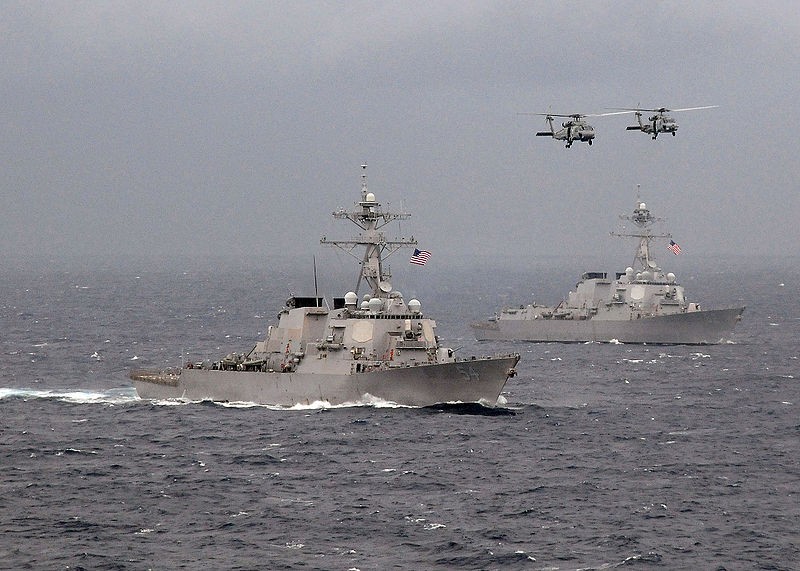 Hai khu trục hạm USS Curtis Wilbur và USS Lassen của hải quân Mỹ đã thách thức tham vọng phi lý của Trung Quốc