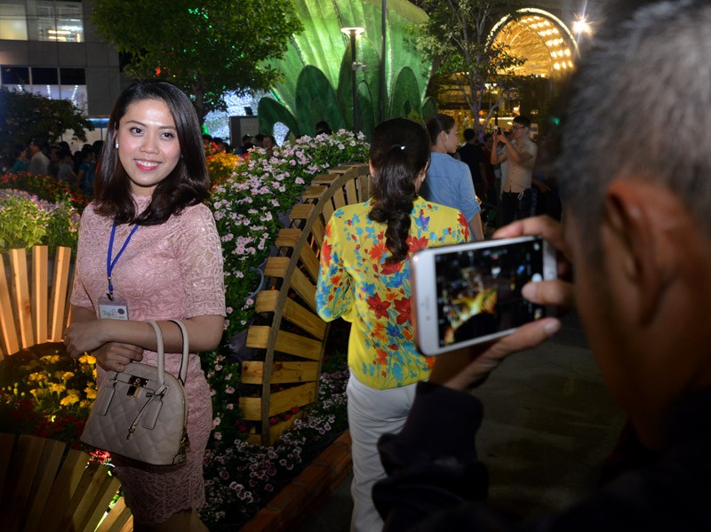 Tân Bí thư Đinh La Thăng dạo đường hoa, chụp selfie với người Sài Gòn ảnh 10 Tân Bí thư Đinh La Thăng dạo đường hoa, chụp selfie với người Sài Gòn ảnh 10