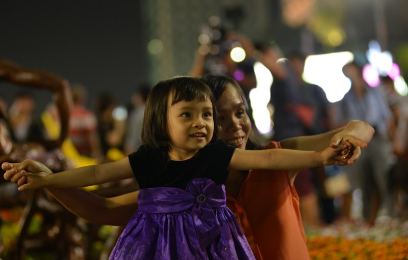 Tân Bí thư Đinh La Thăng dạo đường hoa, chụp selfie với người Sài Gòn ảnh 13 Tân Bí thư Đinh La Thăng dạo đường hoa, chụp selfie với người Sài Gòn ảnh 13