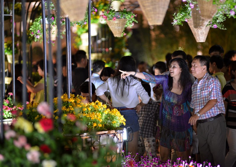 Tân Bí thư Đinh La Thăng dạo đường hoa, chụp selfie với người Sài Gòn ảnh 14 Tân Bí thư Đinh La Thăng dạo đường hoa, chụp selfie với người Sài Gòn ảnh 14