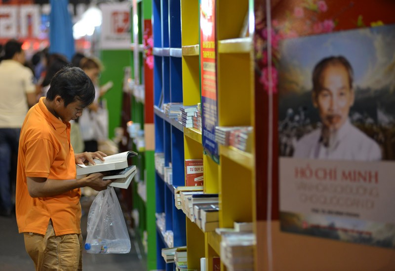 Tân Bí thư Đinh La Thăng dạo đường hoa, chụp selfie với người Sài Gòn ảnh 15 Tân Bí thư Đinh La Thăng dạo đường hoa, chụp selfie với người Sài Gòn ảnh 15