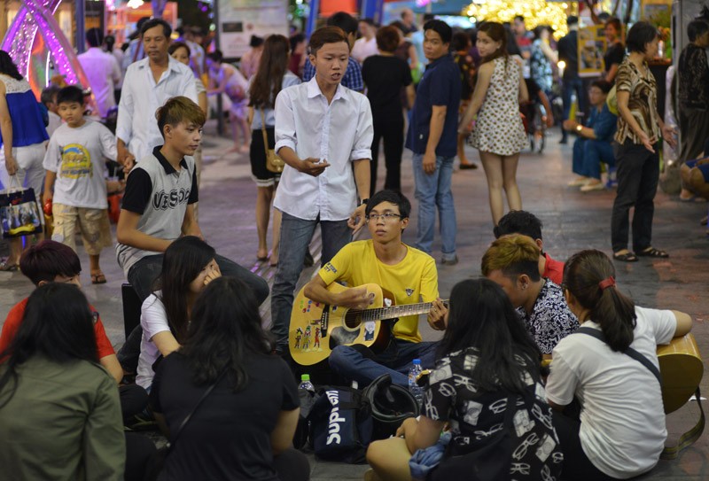 Tân Bí thư Đinh La Thăng dạo đường hoa, chụp selfie với người Sài Gòn ảnh 16 Tân Bí thư Đinh La Thăng dạo đường hoa, chụp selfie với người Sài Gòn ảnh 16