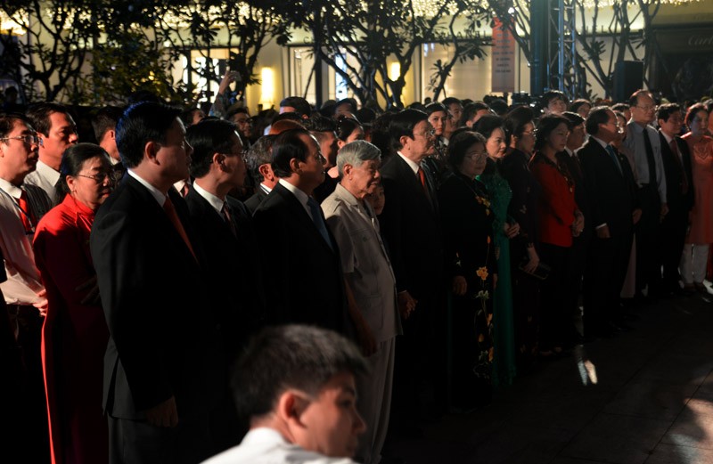 Tân Bí thư Đinh La Thăng dạo đường hoa, chụp selfie với người Sài Gòn ảnh 4 Tân Bí thư Đinh La Thăng dạo đường hoa, chụp selfie với người Sài Gòn ảnh 4