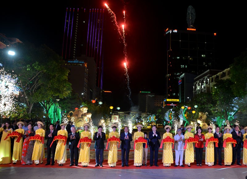 Tân Bí thư Đinh La Thăng dạo đường hoa, chụp selfie với người Sài Gòn ảnh 1 Tân Bí thư Đinh La Thăng dạo đường hoa, chụp selfie với người Sài Gòn ảnh 1