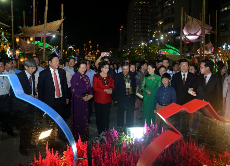 Tân Bí thư Đinh La Thăng dạo đường hoa, chụp selfie với người Sài Gòn ảnh 5 Tân Bí thư Đinh La Thăng dạo đường hoa, chụp selfie với người Sài Gòn ảnh 5