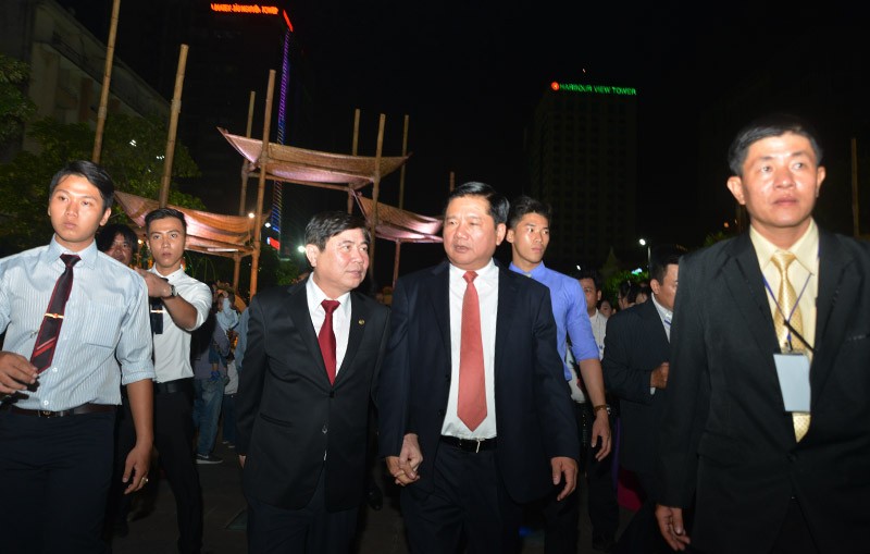 Tân Bí thư Đinh La Thăng dạo đường hoa, chụp selfie với người Sài Gòn ảnh 7 Tân Bí thư Đinh La Thăng dạo đường hoa, chụp selfie với người Sài Gòn ảnh 7