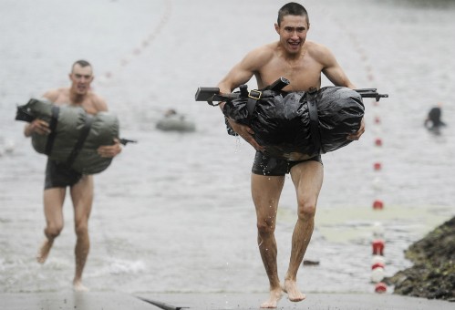 Học viên trường Học viện Chỉ huy Quân sự Novosibirsk vượt vật cản dưới nước trong tập trận quân đội quốc tế 2015.Ảnh: TASS