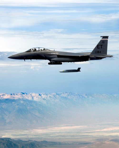 Mỹ sở hữu những loại vũ khí tinh vi có sức hủy diệt lớn nằm ngoài tầm với của hệ thống phòng không Trung Quốc. Ảnh: Tiêm kích F-15 phóng tên lửa không đối đất tầm xa JASSM.