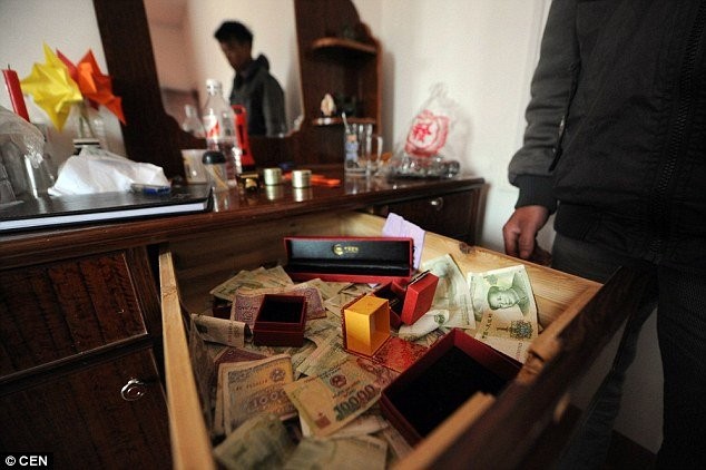 Một trong những người đàn ông đã bị người vợ bỏ trốn- Ảnh: CEN Một trong những người đàn ông đã bị người vợ bỏ trốn- Ảnh: CEN