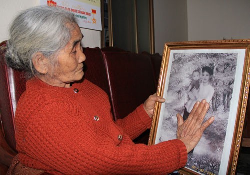 Người mẹ già thỉnh thoảng lại giở ảnh con ra lau