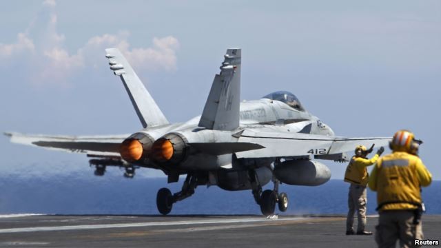 Chiến đấu cơ F-18 Hornet cất cánh từ tàu sân bay đi làm nhiệm vụ