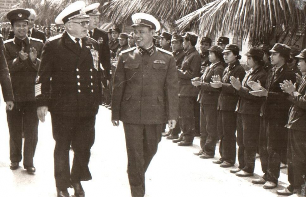 Đô đốc Giáp Văn Cương, tư lệnh hải quân Việt Nam và đô đốc S.G. Goshkov, tư lệnh hải quân Liên Xô trong chuyến thăm Việt Nam
