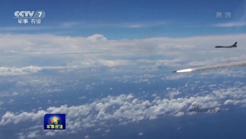 Máy bay ném bom chiến lược H-6K của Trung Quốc khai hỏa tên lửa trong cuộc tập trận