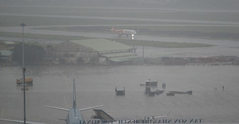 Mưa ngập uy hiếp hoạt động sân bay Tân Sơn Nhất  ảnh 1