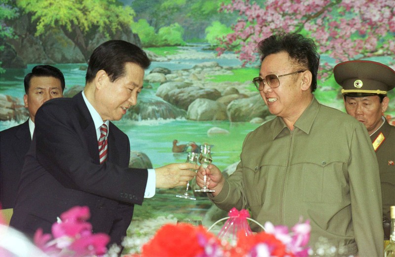 Tổng thống Hàn Quốc Kim Dae Jung chạm ly với chủ tịch Triều Tiên Kim Chính Nhật khi quan hệ hai miền ấm lên