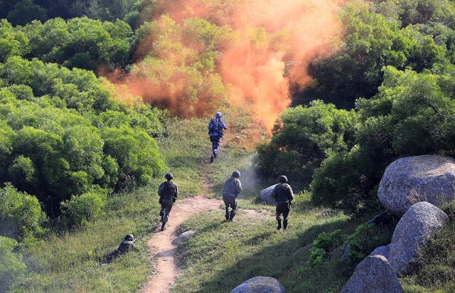 Lính Trung Quốc và Nga xung phong chiếm lĩnh trận địa trong cuộc tập trận